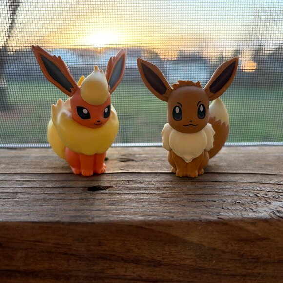 Pokemon Other - Pokemon Flareon and Eevee Miniatures [Great Condition]
